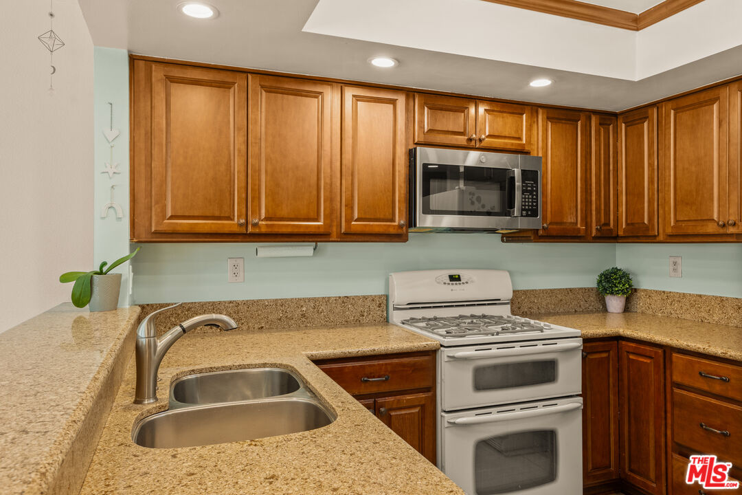 19220 Index Street, Unit 2 Porter Ranch, CA 91326 - Photo 9 of 35 Gallery Image 9