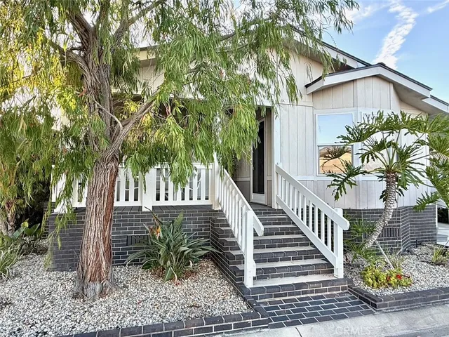 a view of a house with backyard and trees