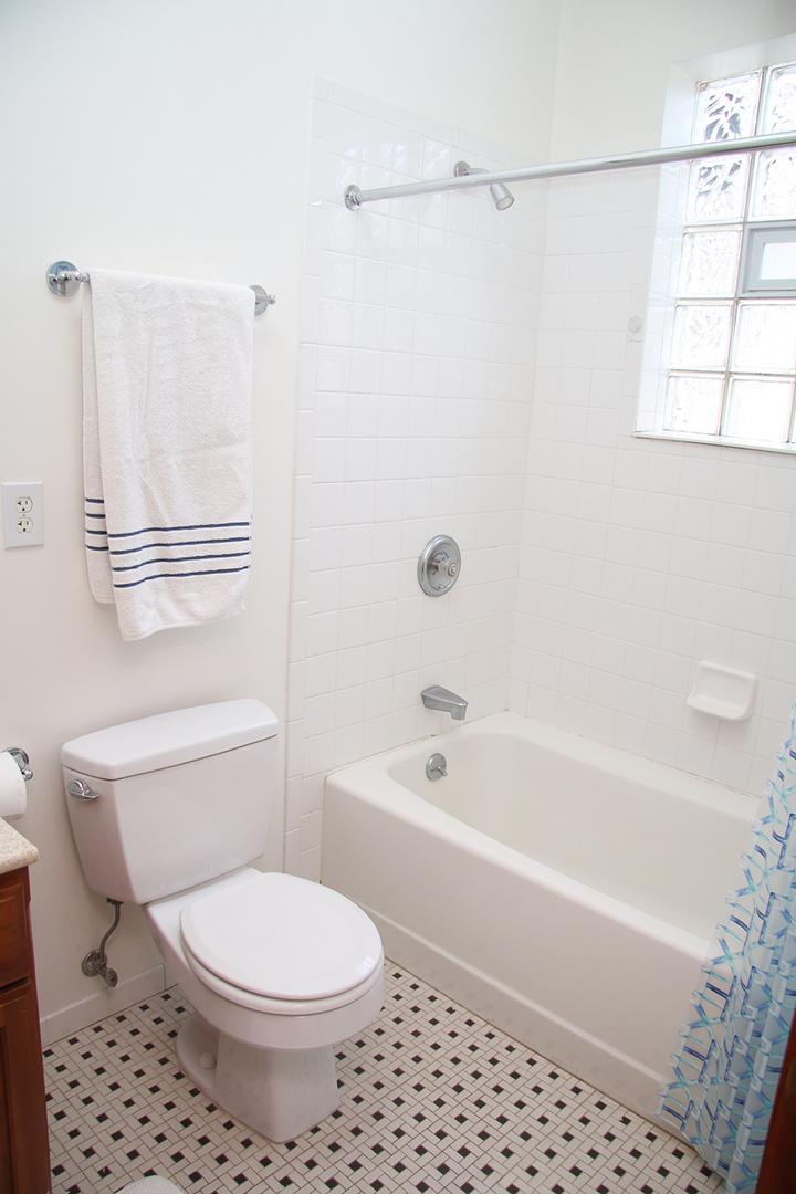 857 West Newport Avenue, Unit 3 Chicago, IL 60657 - Photo 12 of 19 a bathroom with a toilet a sink and a bathtub