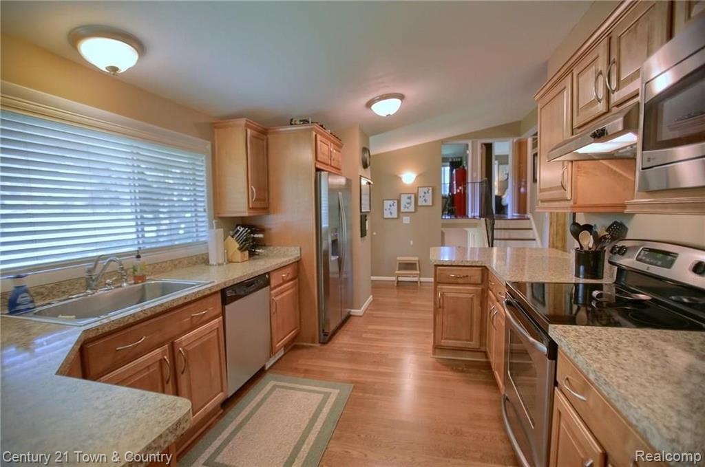 424 Gunder Drive Rochester Hills, MI 48309 - Photo 4 of 33