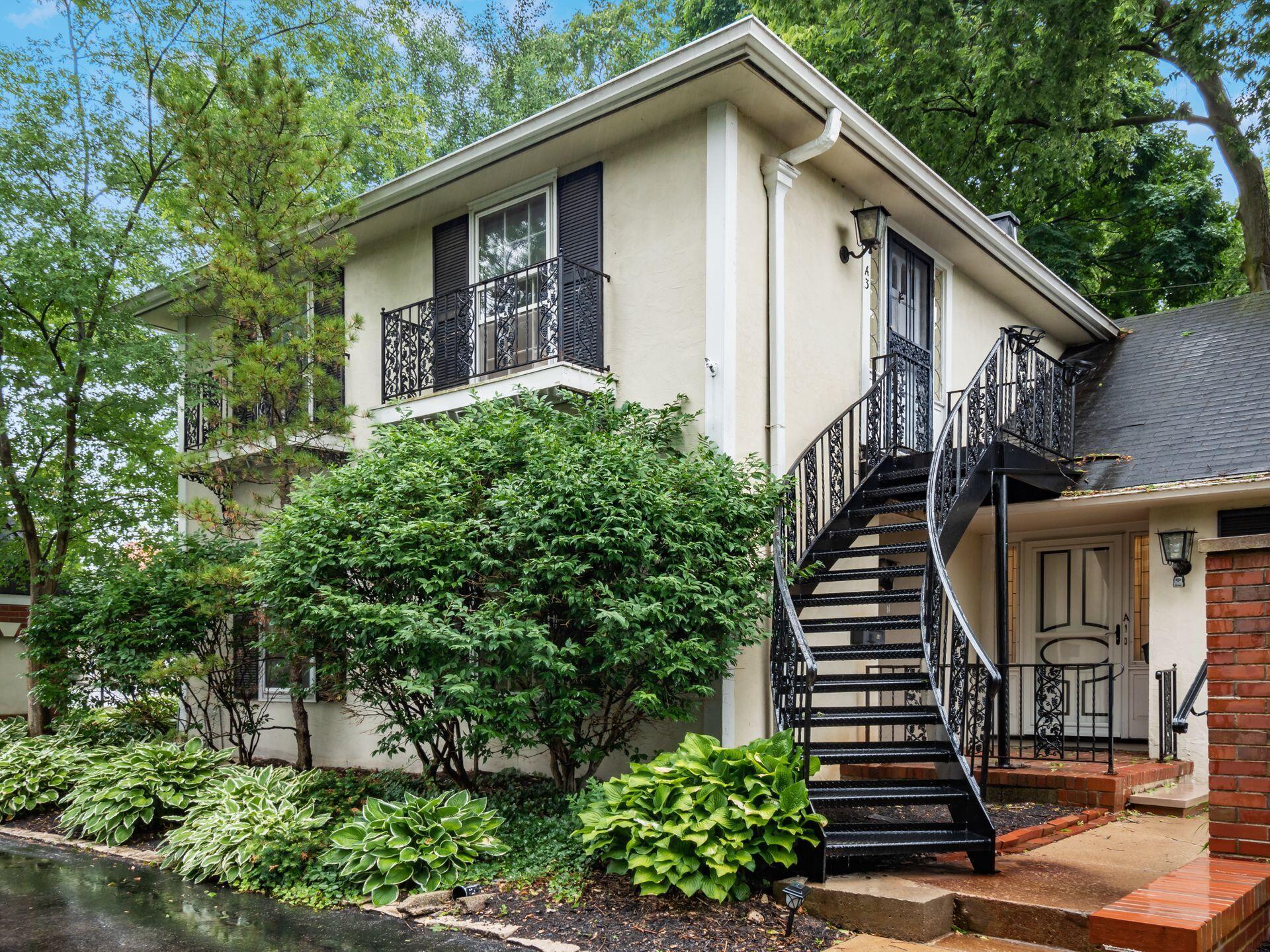 1631 Roxbury Road, Unit A2 Columbus, OH 43212 - Photo 2 of 38 Conveniently located to Grandview, Upper Arlington, OSU and downtown Columbus!
