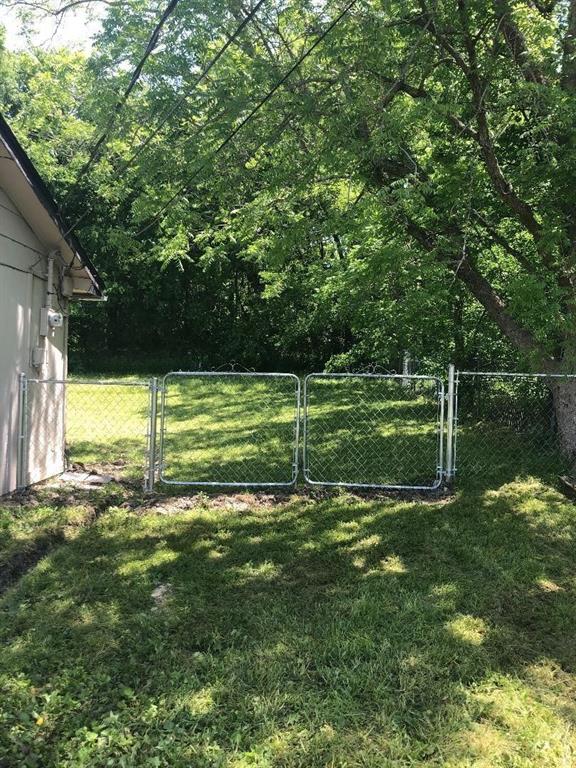 504 Chinner Street Bonham, TX 75418 - Photo 3 of 11 a view of a park with a large tree