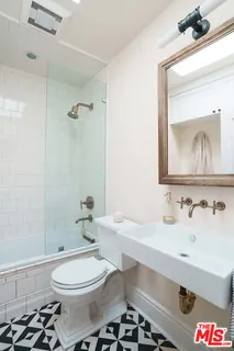 $2,449,000 | 1060 Superba Avenue, Venice, CA 90291