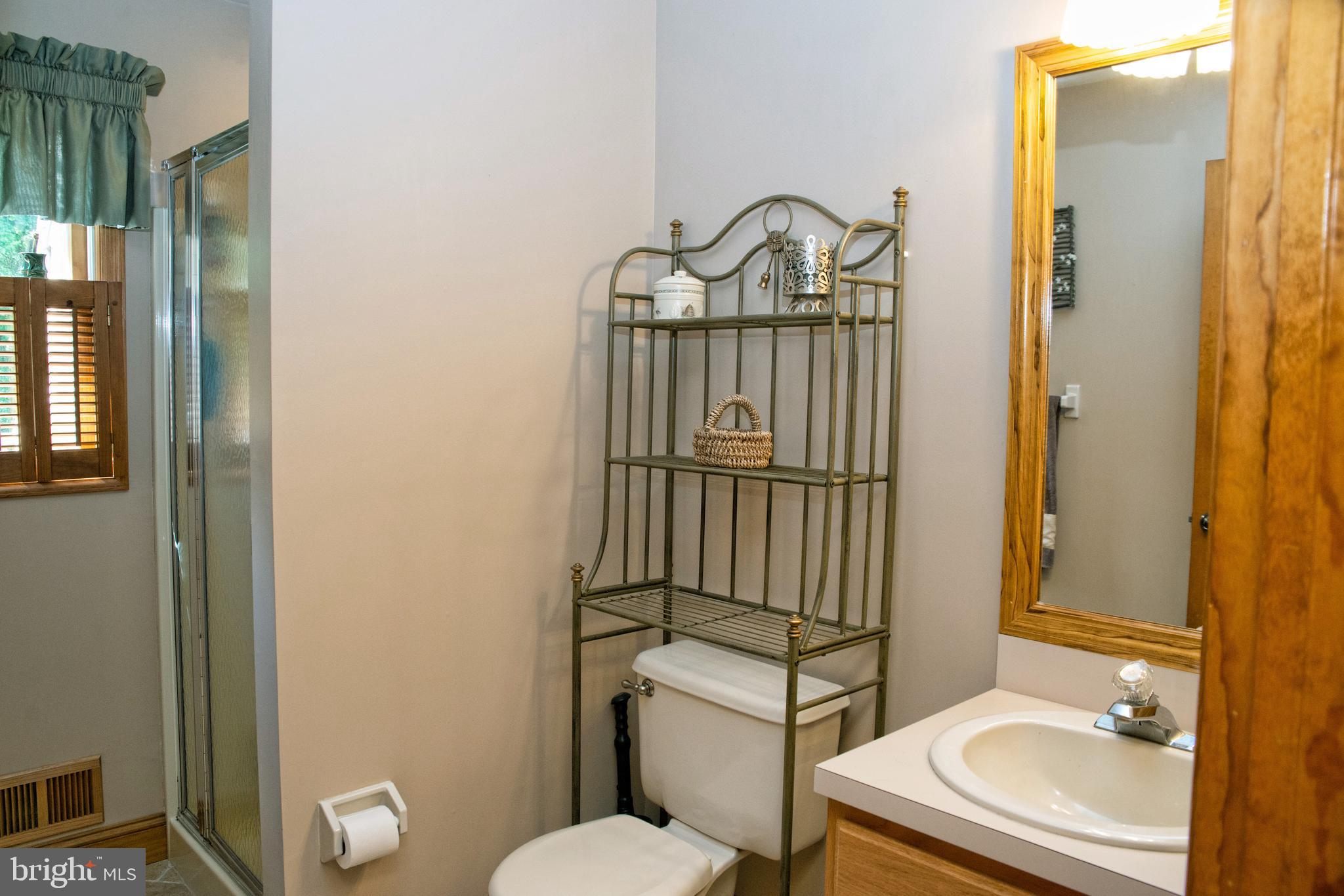 73 Ellisdale Road Allentown, NJ 08501 - Photo 30 of 49 Main floor full bathroom.