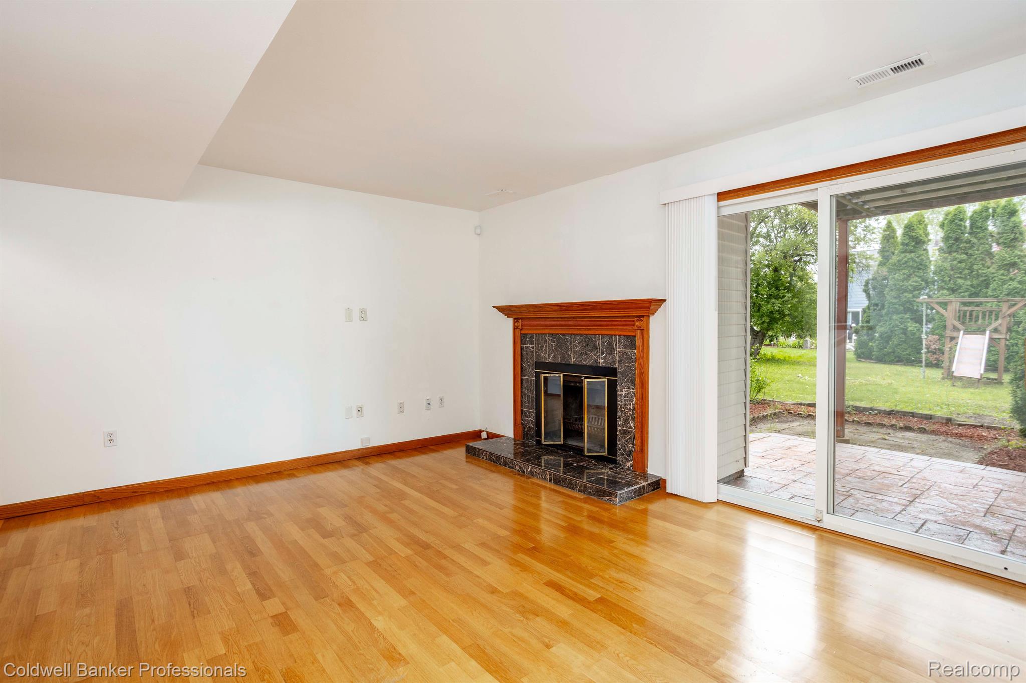 22512 Sheridan Road Novi, MI 48375 - Photo 25 of 37 LL Family room with door-wall to outdoor patio