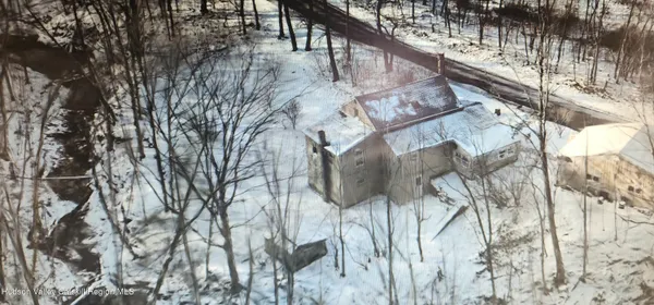 a view of a yard of the house