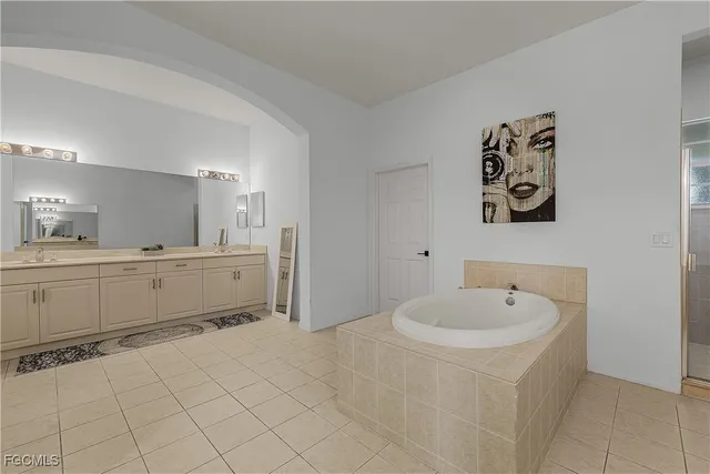 a view of a livingroom with walk in closet