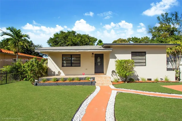 a view of a house with a yard