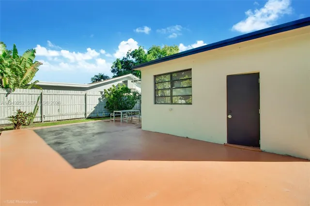 a view of a backyard