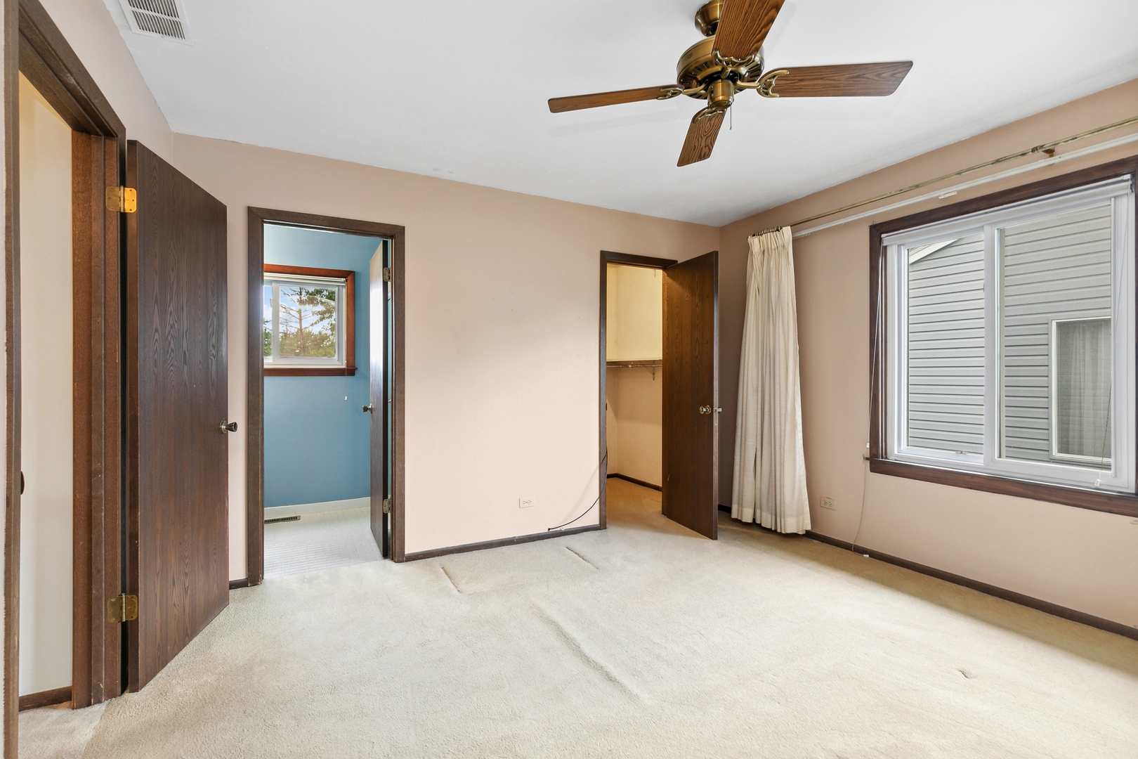 27 Joslyn Drive Elgin, IL 60120 - Photo 12 of 17 a view of a livingroom with a ceiling fan and window
