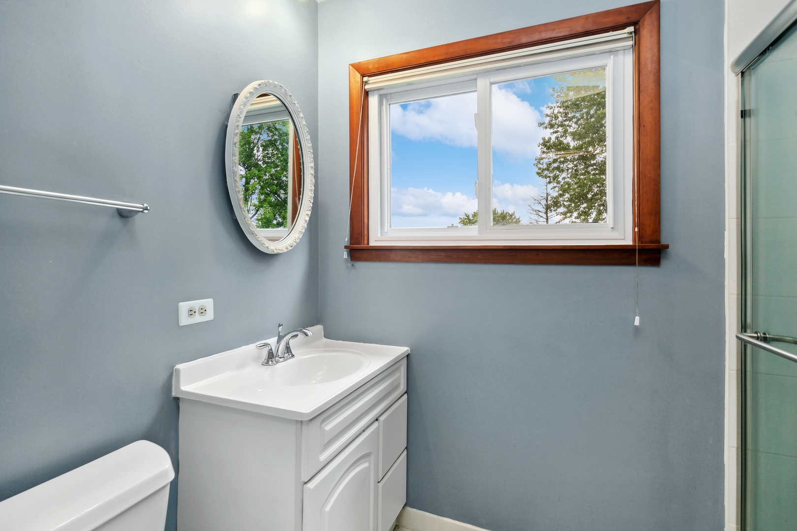 27 Joslyn Drive Elgin, IL 60120 - Photo 13 of 17 a bathroom with a toilet a sink and a mirror