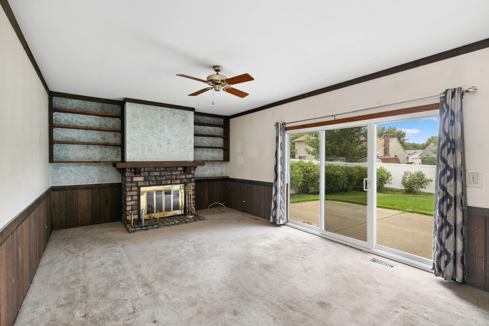 27 Joslyn Drive Elgin, IL 60120 - Photo 6 of 17 a view of workspace with furniture and window
