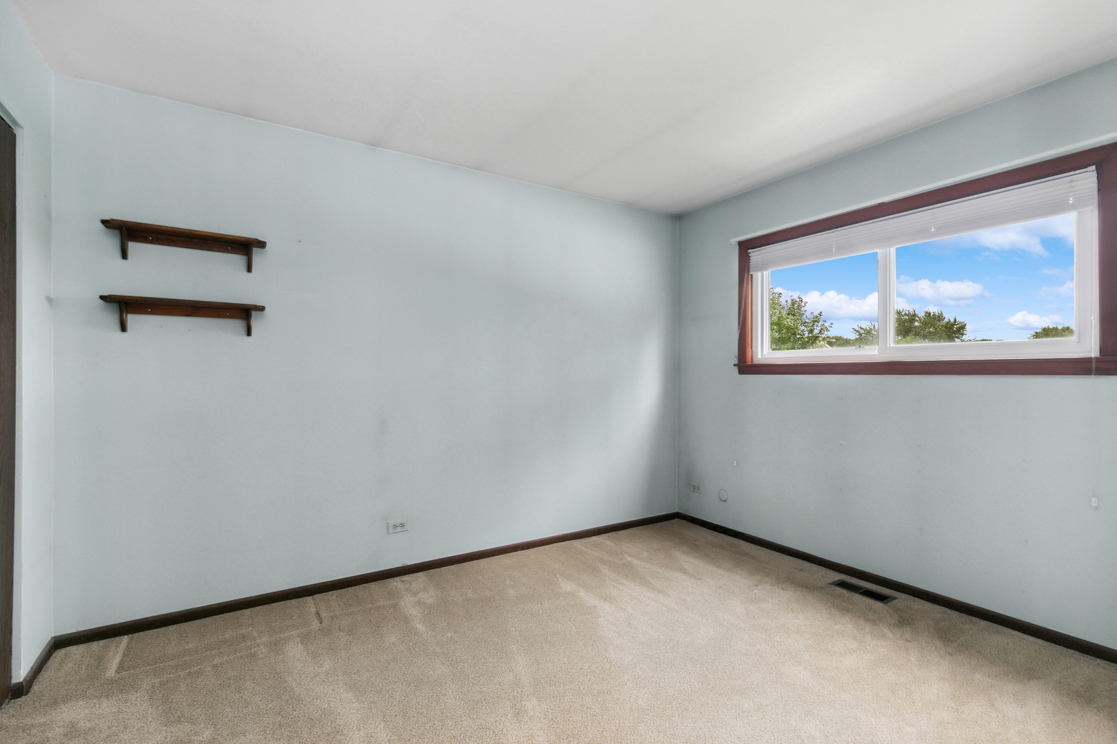 27 Joslyn Drive Elgin, IL 60120 - Photo 8 of 17 a view of an empty room with a window