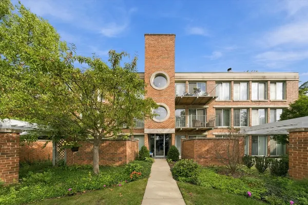 $489,000 | 4010 Arbor Lane, Unit 203, Northfield, IL 60093