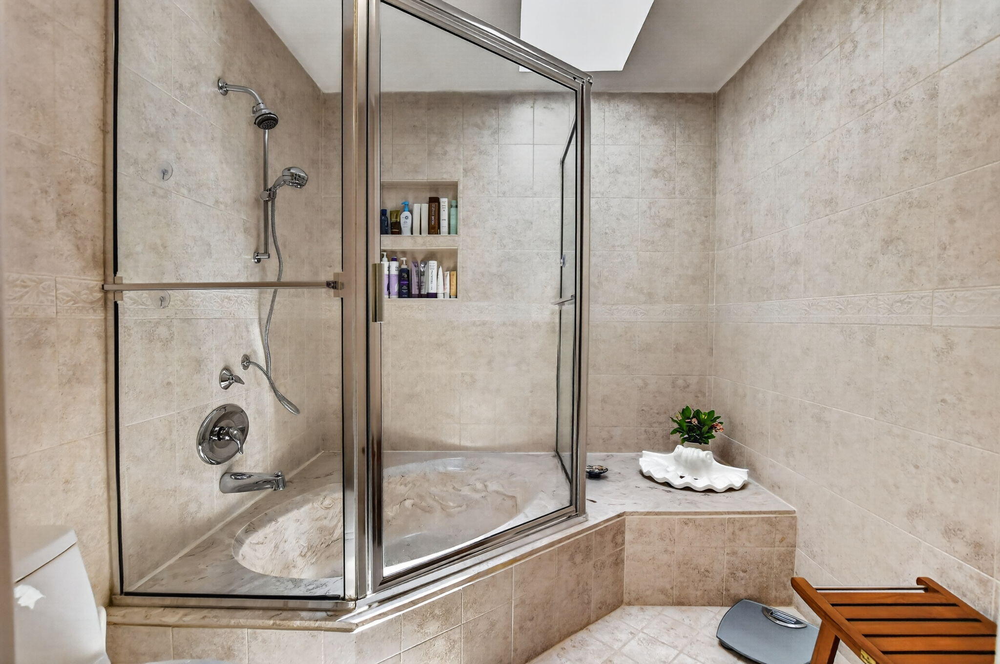6062 Glendale Drive Boca Raton, FL 33433 - Photo 13 of 58 Master bath Roman tub