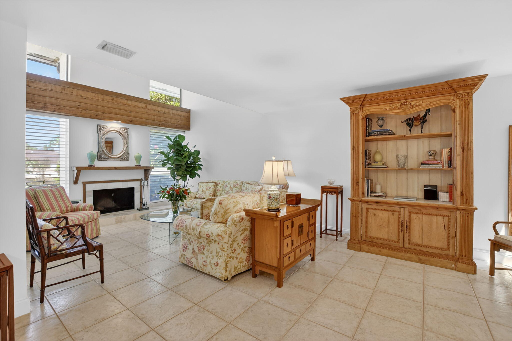 6062 Glendale Drive Boca Raton, FL 33433 - Photo 8 of 58 Wide view living area