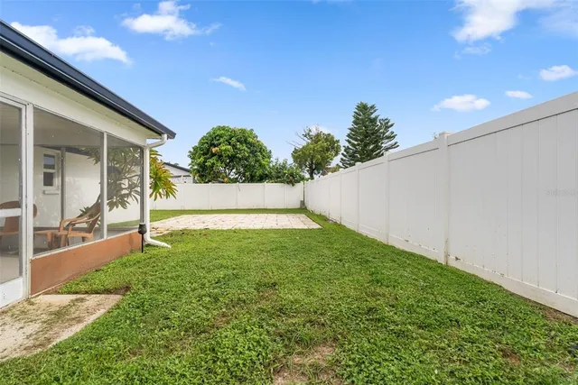 a view of a backyard