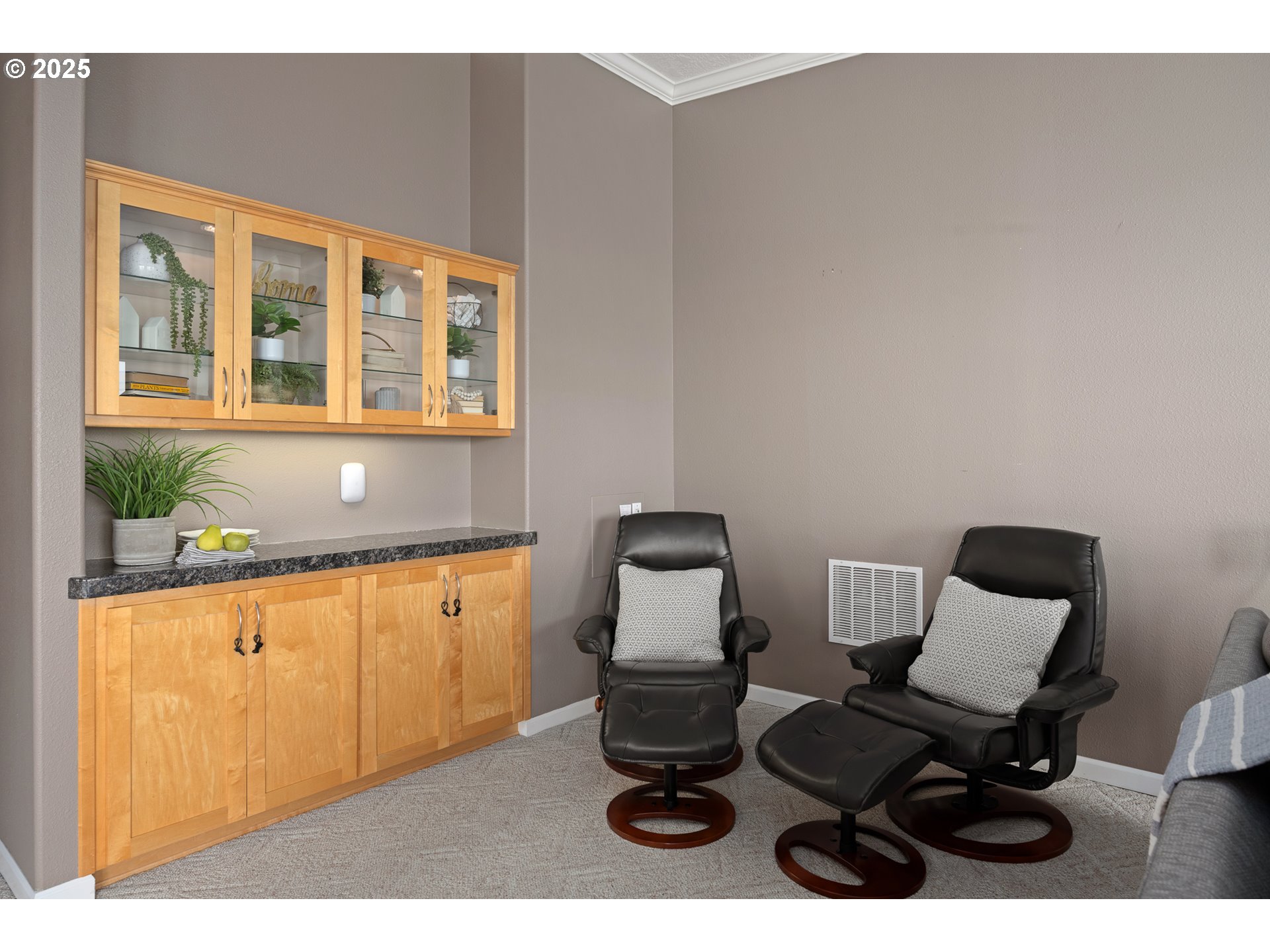 1113 Highway 101, Unit 52 Depoe Bay, OR 97341 - Photo 26 of 47 a living room with furniture