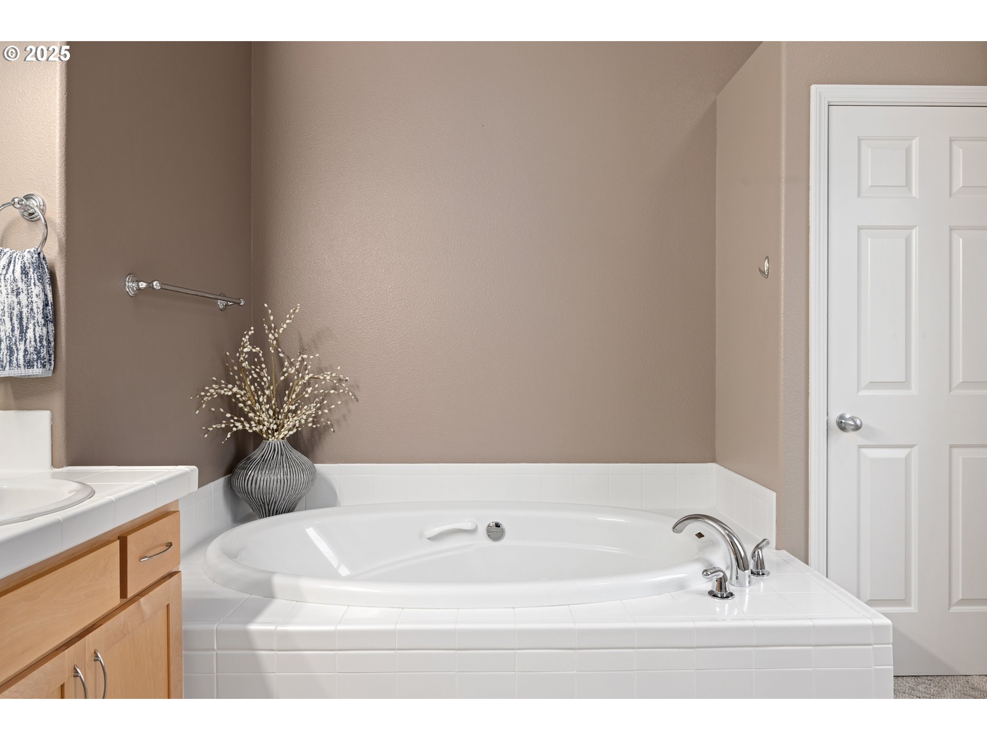 1113 Highway 101, Unit 52 Depoe Bay, OR 97341 - Photo 31 of 47 a bathroom with a sink and a mirror