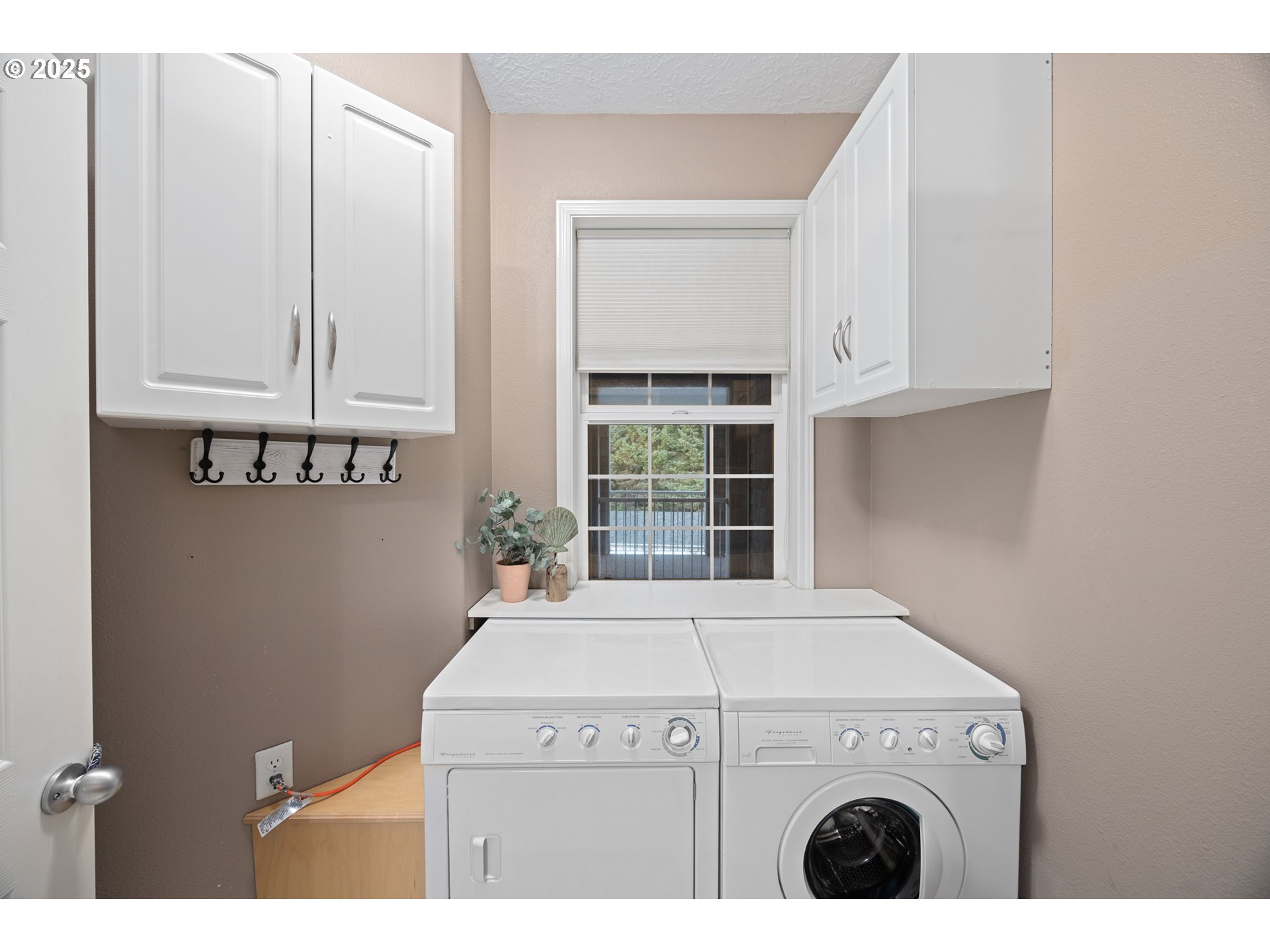 1113 Highway 101, Unit 52 Depoe Bay, OR 97341 - Photo 39 of 47 a utility room with dryer and washer