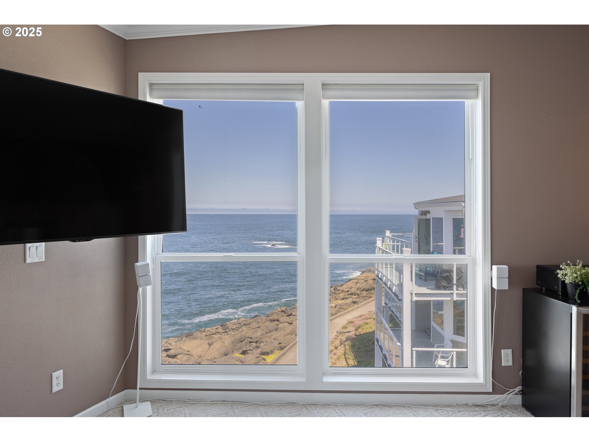 1113 Highway 101, Unit 52 Depoe Bay, OR 97341 - Photo 10 of 47 a view of a living room