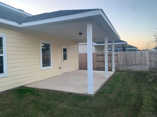 a view of an house with backyard and garden