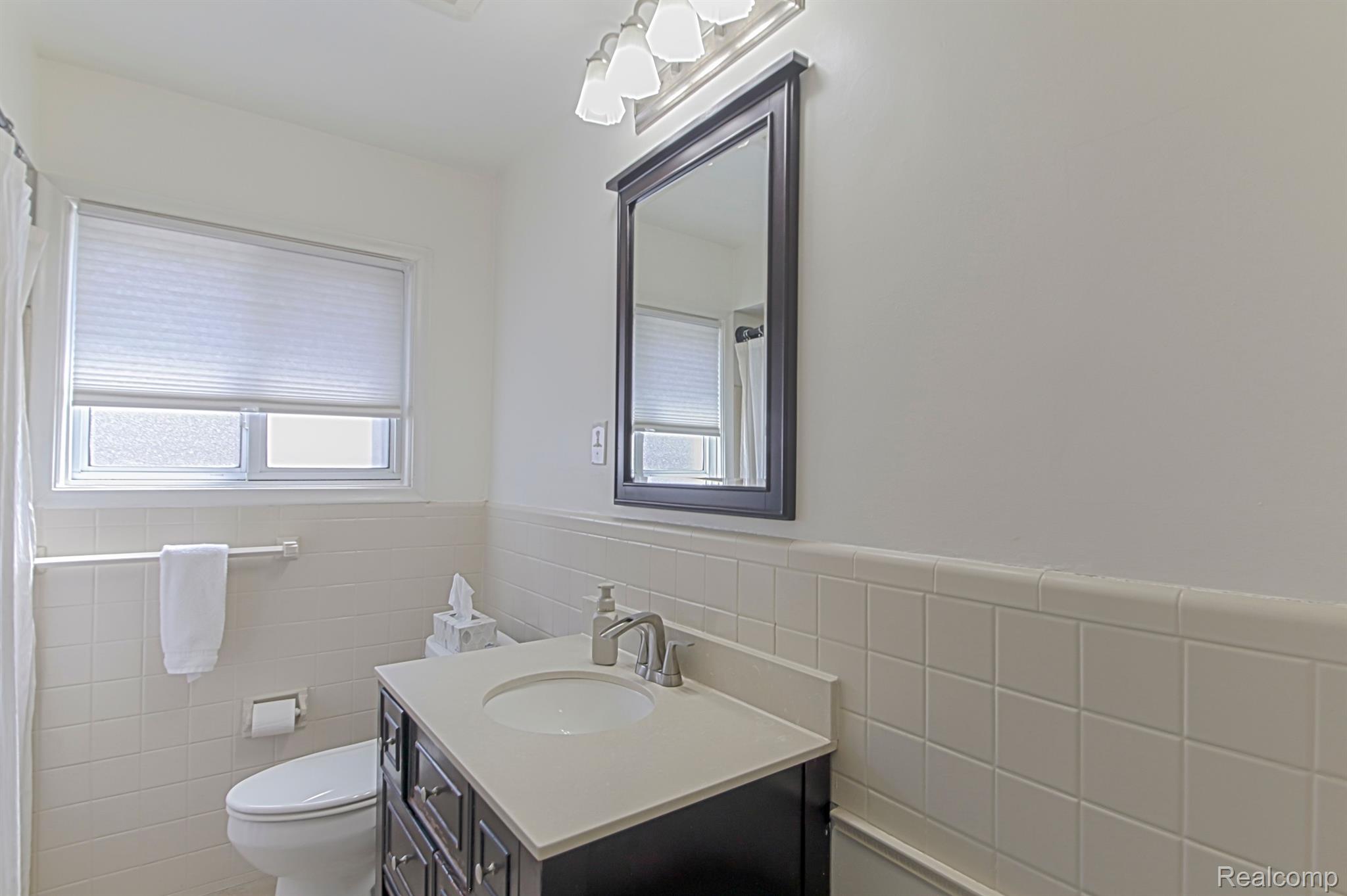 18207 Winsome Road Fraser, MI 48026 - Photo 19 of 28 MAIN FULL BATH