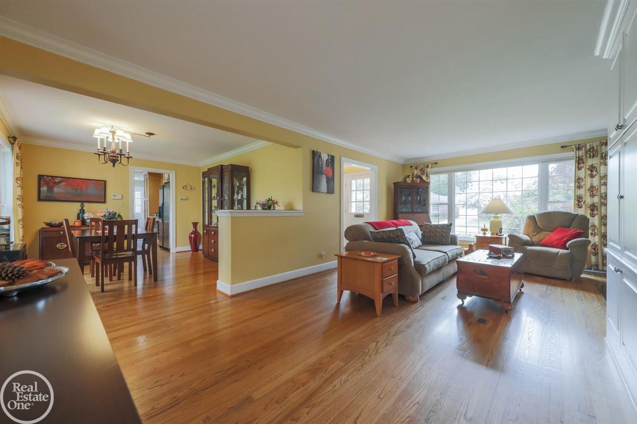 404 Lexington Road Grosse Pointe, MI 48236 - Photo 10 of 35 31380796-9.JPG