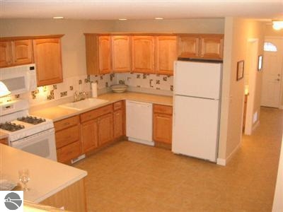 6704 Lakeshore Road Manistee, MI 49660 - Photo 7 of 22 1795334-6.JPG