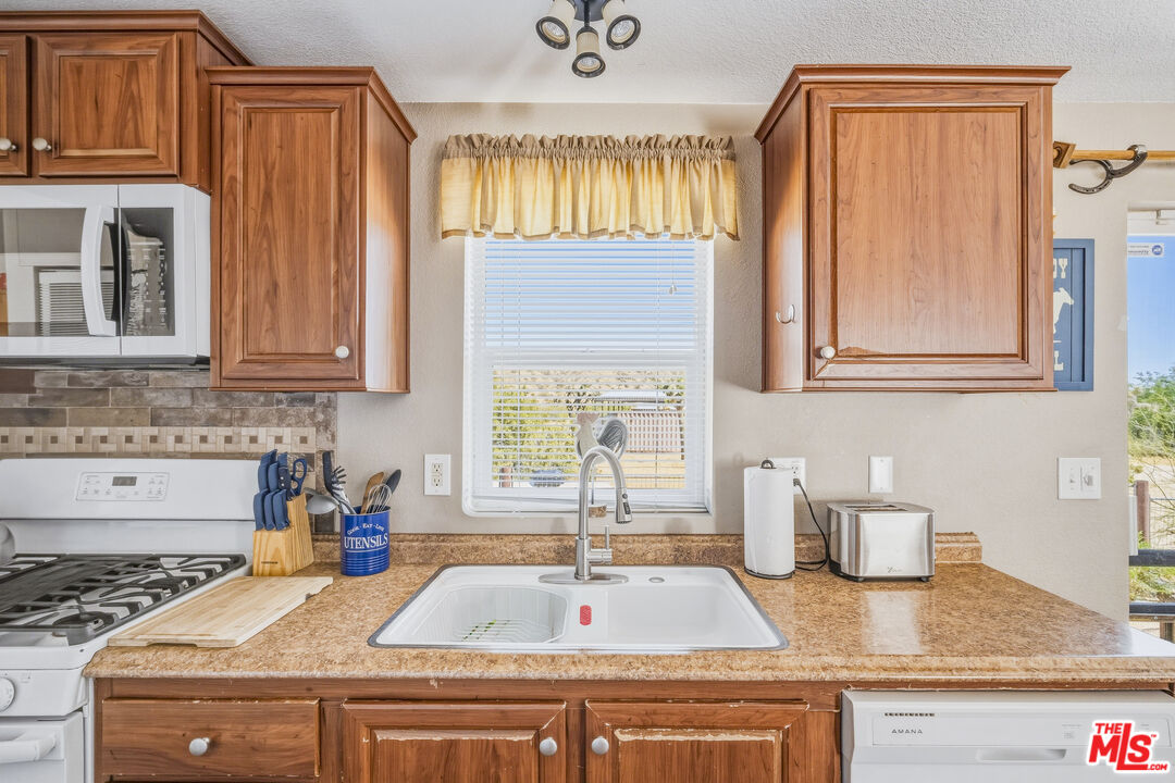 55616 Pipes Canyon Road Yucca Valley, CA 92284 - Photo 13 of 46