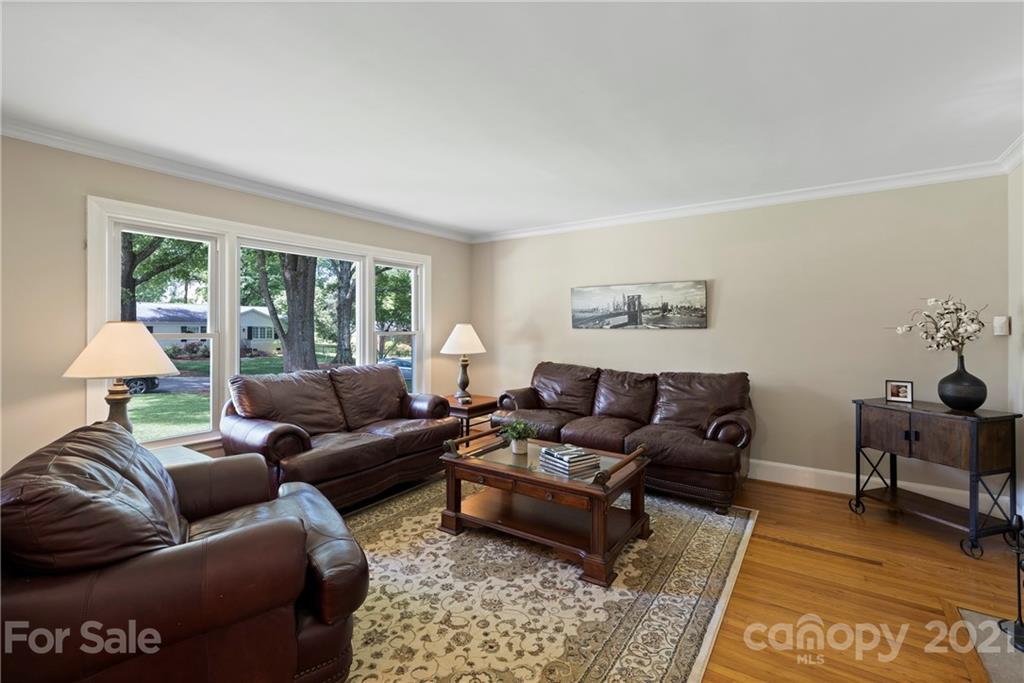 4223 Chelmsford Road Charlotte, NC 28211 - Photo 4 of 33 a living room with furniture and a window