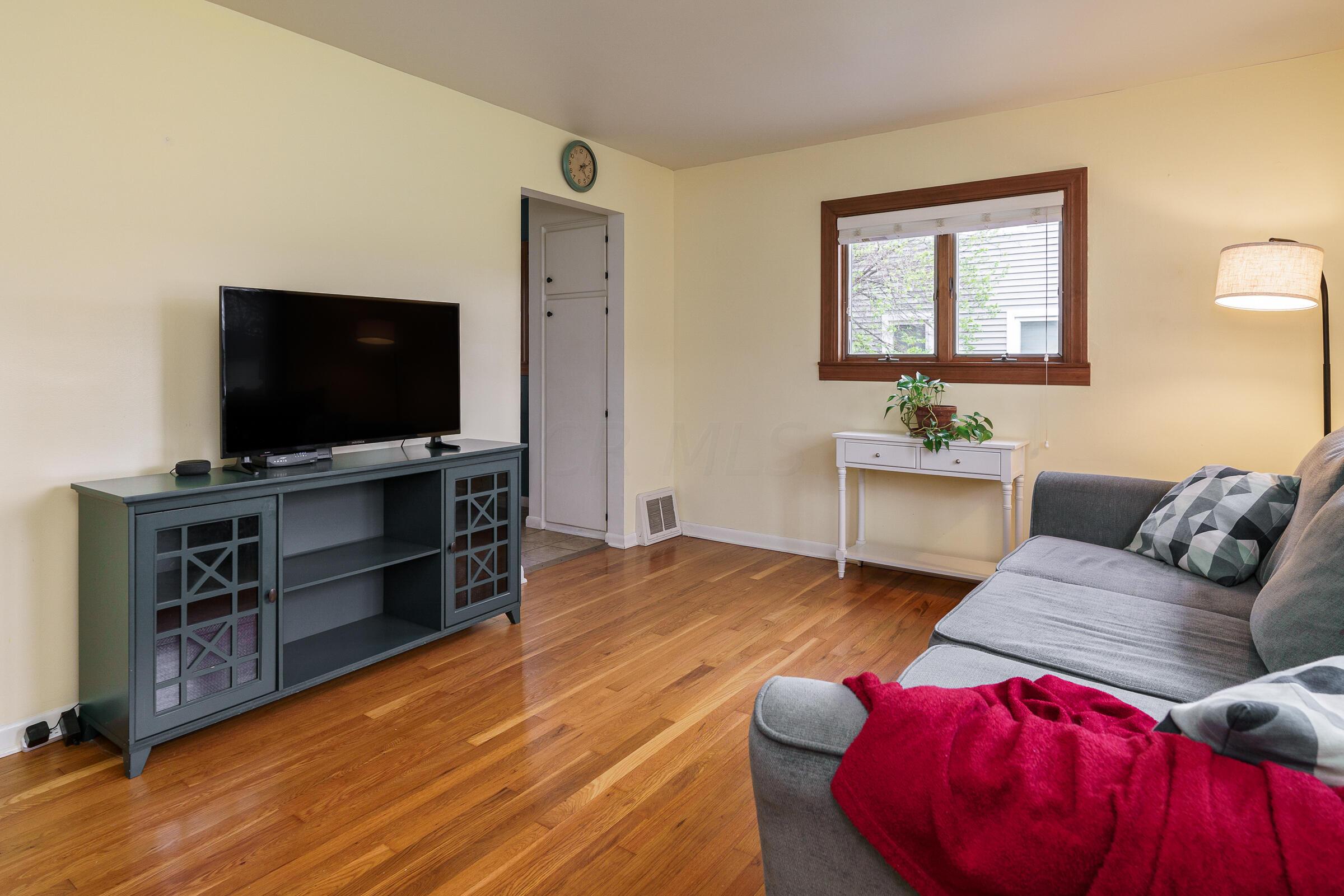 2185 Cranford Road Columbus, OH 43221 - Photo 5 of 38 Living Room