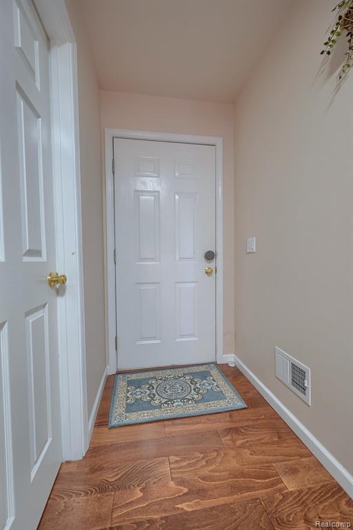 1370 Crescent Lane Rochester Hills, MI 48306 - Photo 3 of 25