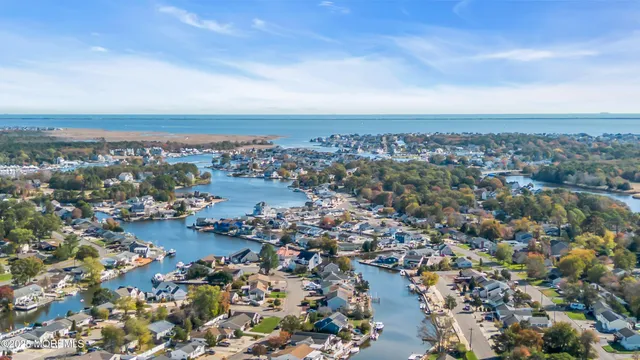a view of a yard in front of house