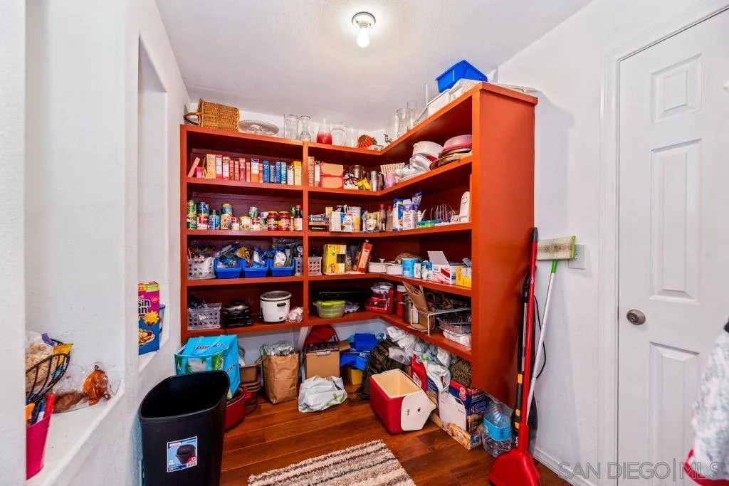 3489 Lakeview Drive Spring Valley, CA 91977 - Photo 31 of 50 a room with bookshelf and a potted plant