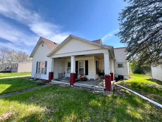 a view of a house with a yard