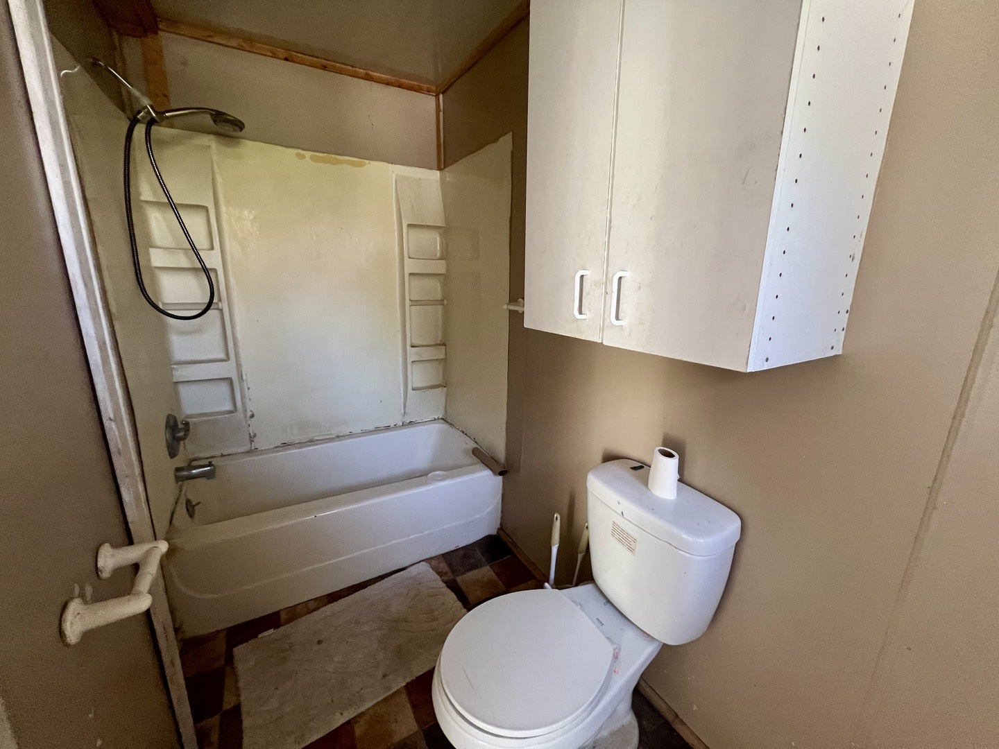 110 South Vermilion Street Potomac, IL 61865 - Photo 18 of 24 a bathroom with a toilet and a shower