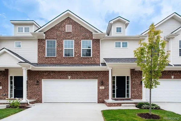 $359,900 | 16-grandview Circle Grandview Circle, Unit 56, White Lake, MI 48386