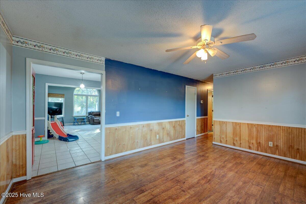 707 Clermont Road New Bern, NC 28560 - Photo 11 of 34 Front entry/ Living room