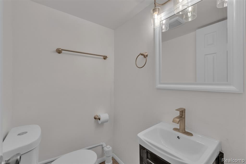 765 Vernier Road Grosse Pointe Woods, MI 48236 - Photo 35 of 49