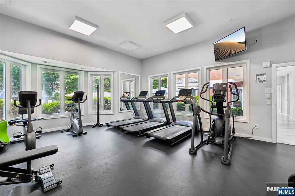 302 Chase Court, Unit 302 Edgewater, NJ 07020 - Photo 29 of 46