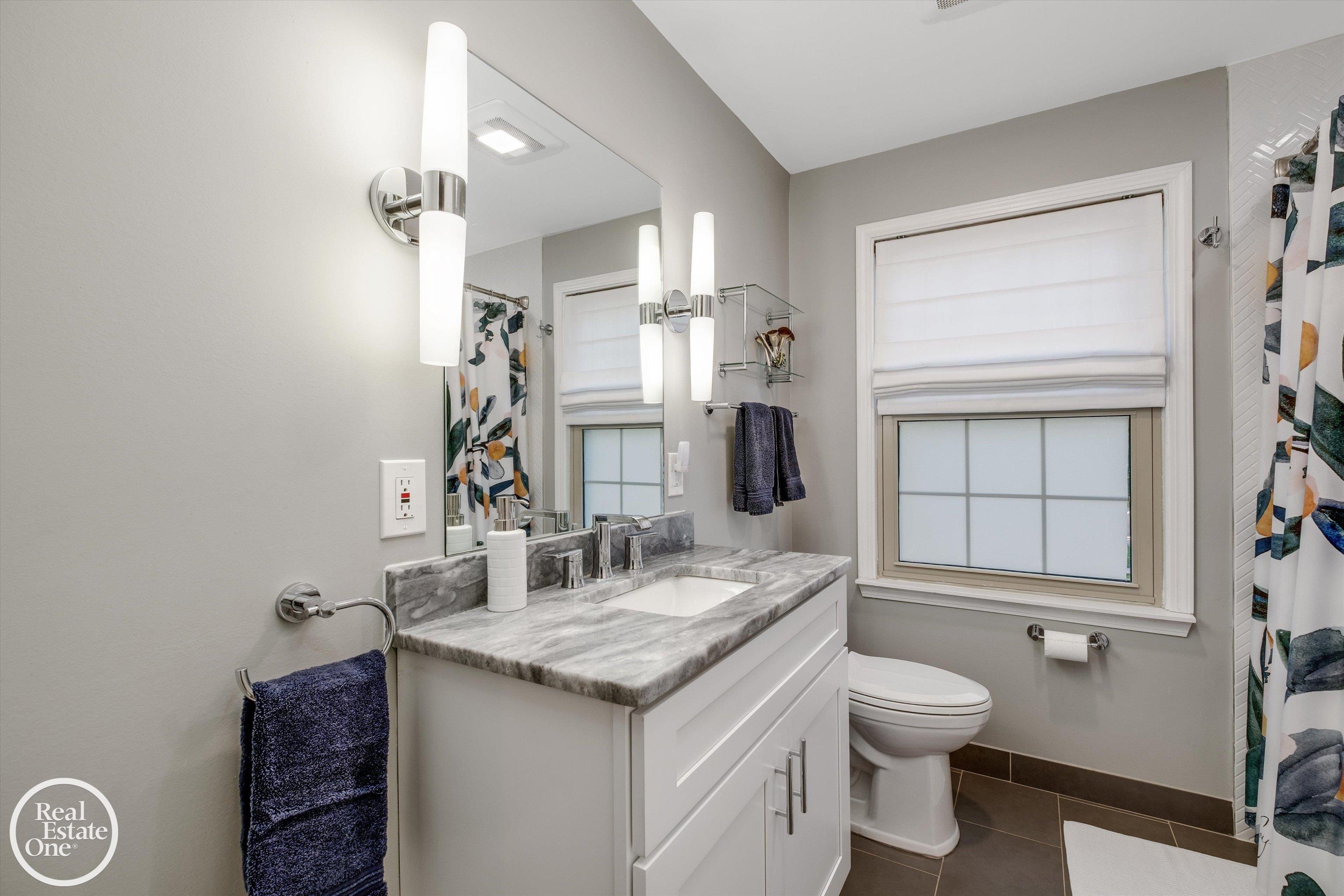 1819 Littlestone Road Grosse Pointe, MI 48236 - Photo 21 of 46 Hall Full Bath