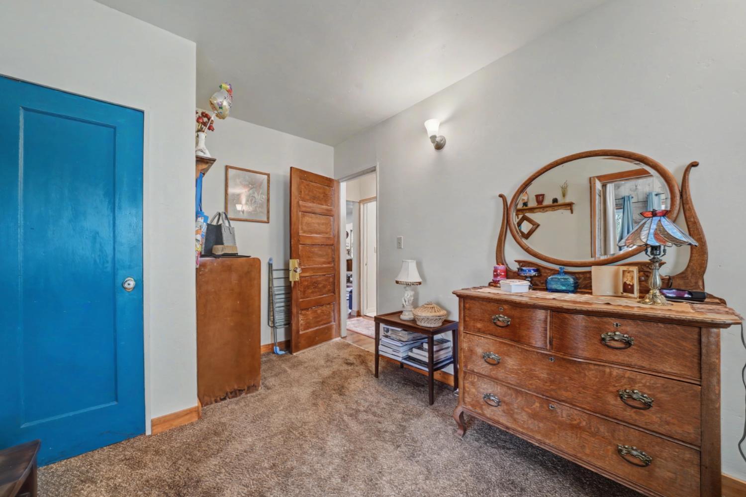3341 Newtown Road Placerville, CA 95667 - Photo 25 of 49 a room with furniture and mirror