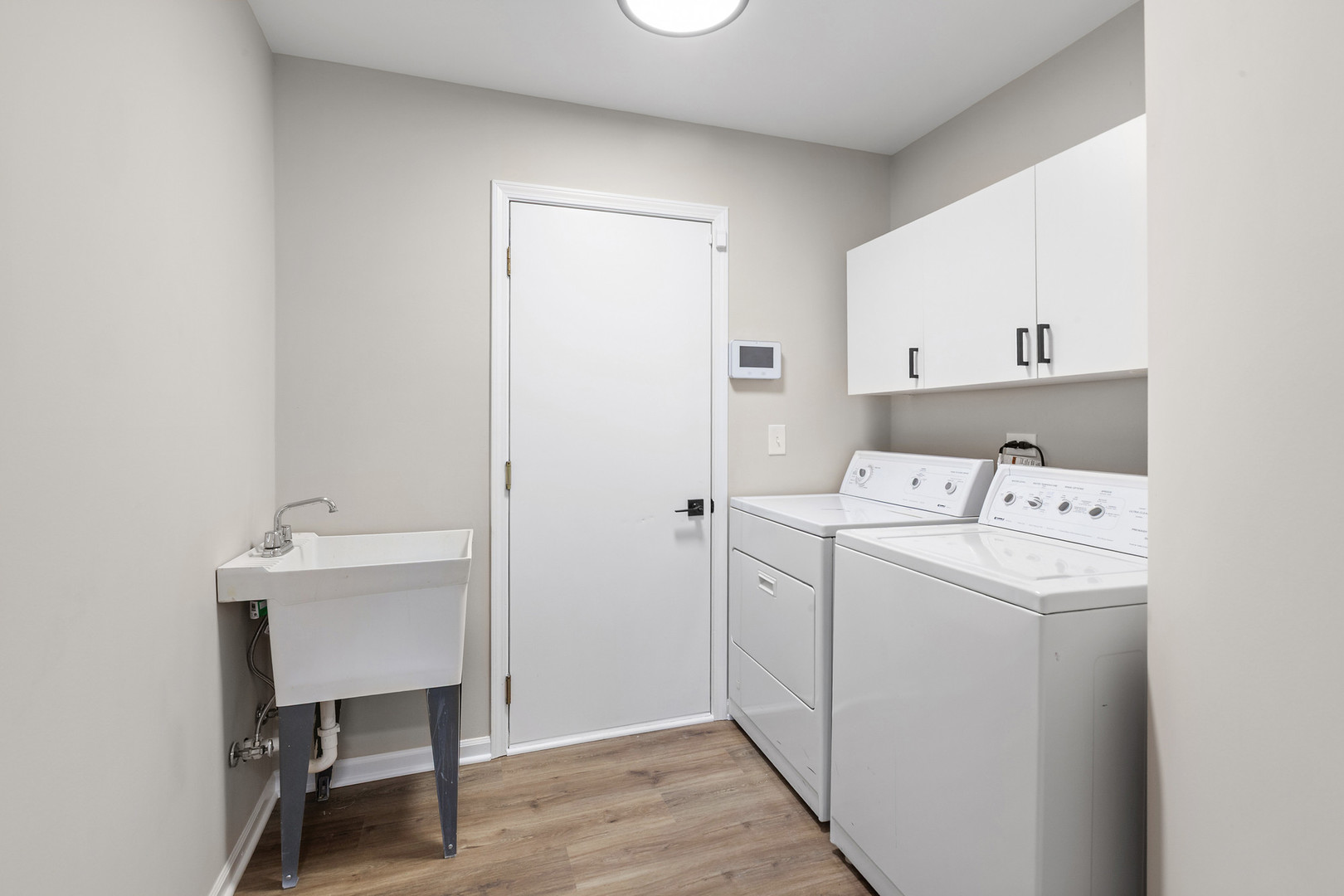 2607 Lexington Lane Naperville, IL 60540 - Photo 8 of 30 a utility room with dryer and washer