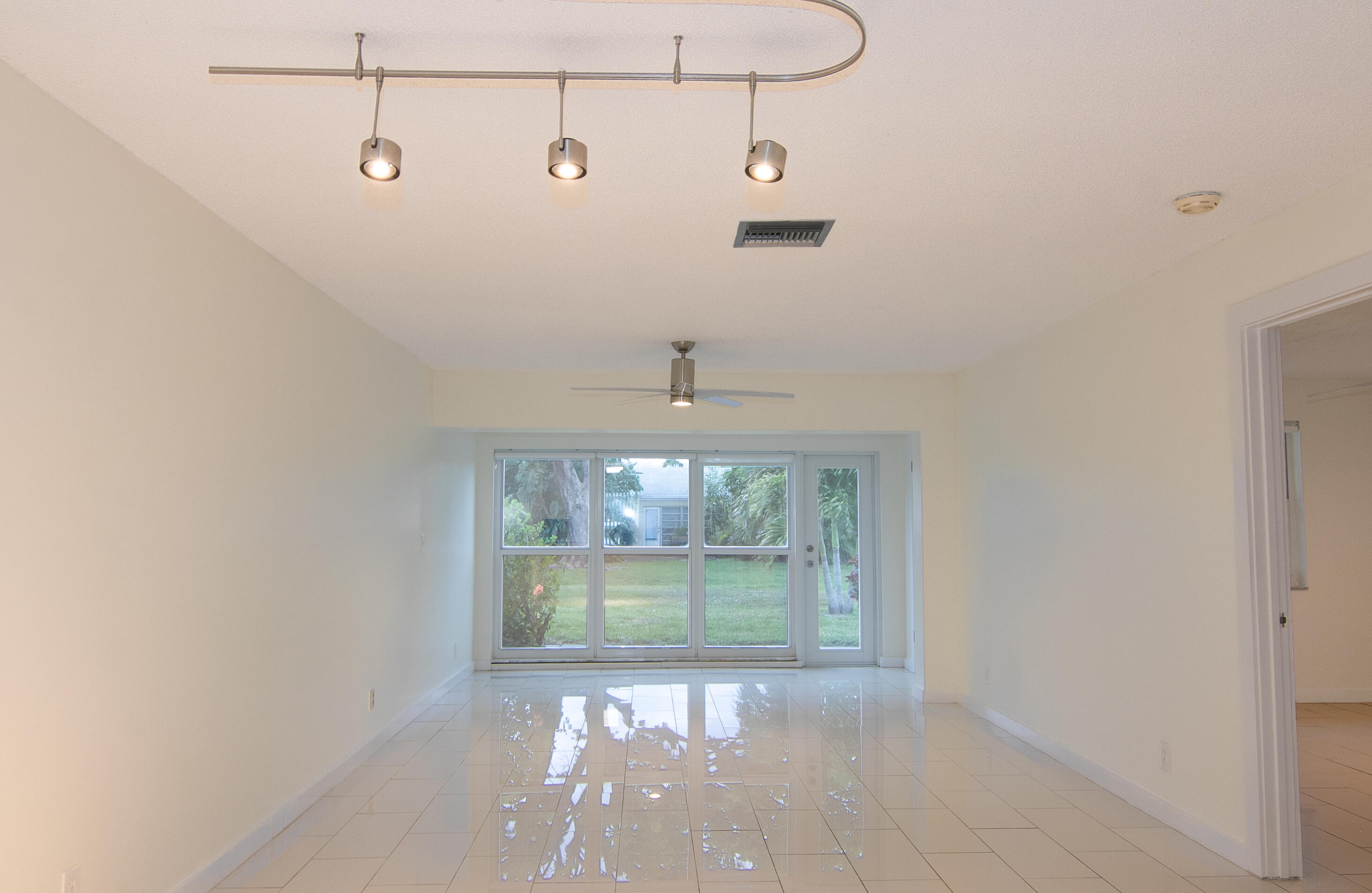 13741 Flora Place, Unit B Delray Beach, FL 33484 - Photo 8 of 34 Livingroom