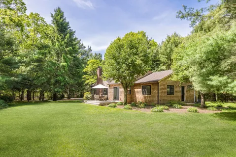 $1,799,000 | 60 Northwest Northwest Landing Road, East Hampton, NY 11937