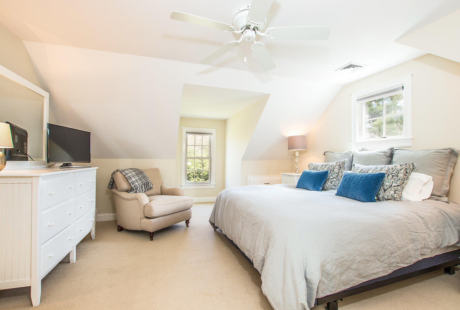 11 Oak Ridge Road Osterville, MA 02655 - Photo 18 of 32 2nd Floor Left Bedroom Sitting Area