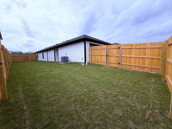 $1,800 | 202 Constanza Trail, Bastrop, TX 78602