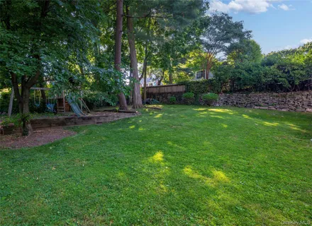 $1,200,000 | 8 Burton Road, Larchmont, NY 10538