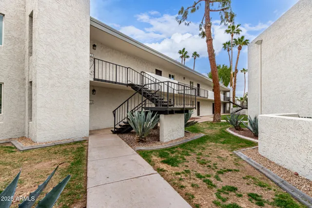 a view of entryway with a front door